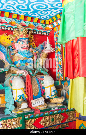 Statua all'interno di un tempio buddista tibetano Shuzheng village Jiuzhaigou Parco Nazionale nella provincia del Sichuan in Cina Sito Patrimonio Mondiale dell'Unesco Foto Stock