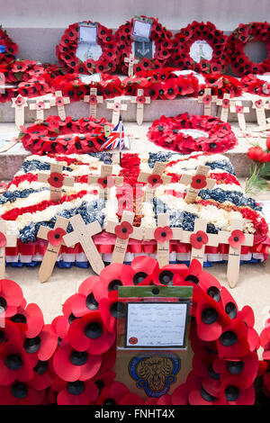 Ghirlande di papaveri e attraversa presso il British War Cemetery di Bayeux, Francia, prevista in occasione del settantesimo anniversario di D-Day su 6.6.2014. Foto Stock