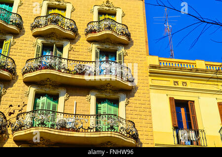 Il balcone di ogni camera. Quartiere di Eixample, Barcellona, in Catalogna, Spagna. Foto Stock