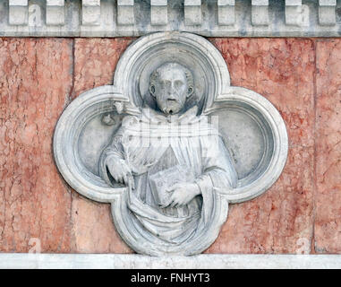 San Domenico di Paolo di Bonaiuto rilievo sulla facciata della Basilica di San Petronio a Bologna, Italia, il 04 giugno, 2015 Foto Stock