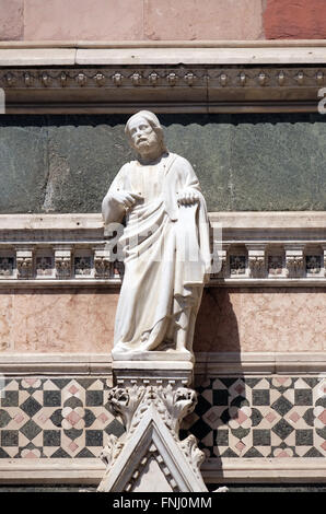 Gesù Cristo, Redentore attribuito ad Andrea Pisano, portale sul fianco della Cattedrale di Santa Maria del Fiore, Firenze Foto Stock