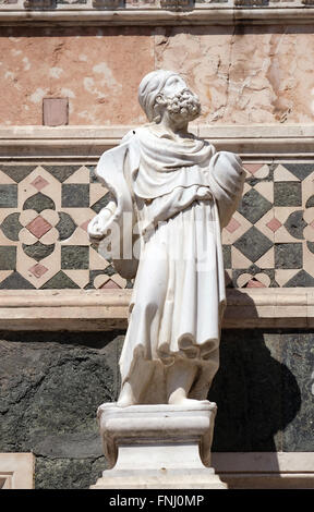 Statua del profeta attribuito ad Andrea Pisano, portale sulla parete laterale della Cattedrale di Santa Maria del Fiore, Firenze, Italia Foto Stock