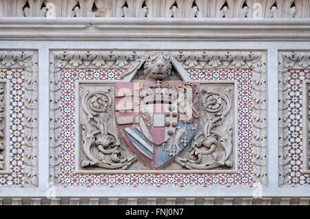 Stemmi delle famiglie importanti che hanno contribuito al piano della facciata, il portale della Cattedrale di Santa Maria del Fiore, Firenze Foto Stock