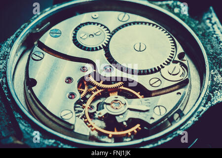 Meccanismo vintage antico orologio da polso originale bellissima metallico scuro in background la tecnica di tonificazione blu Foto Stock