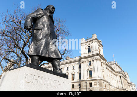 Statua di ex Primo Ministro britannico Sir Winston Churchill da Ivor Roberts-Jones, piazza del Parlamento, Londra, Inghilterra Foto Stock