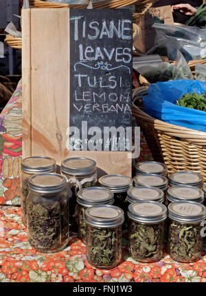 Vasi di foglie di tisana in vendita presso la Union Square outdoor green market nella città di New York Foto Stock