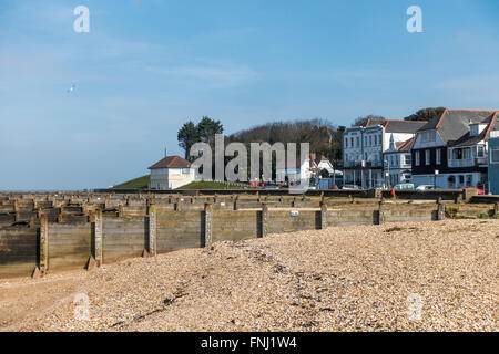 Whitstable Beach e Hotel Continental whitstable kent england Foto Stock