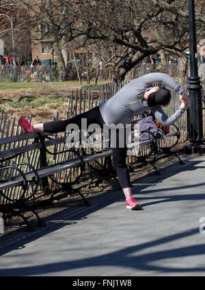 A sette mesi donna incinta non esercizi di stretching in un parco nel cuore di Manhattan, New York City Foto Stock