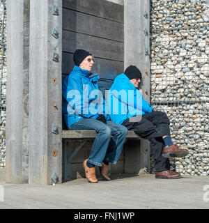 Coppia di anziani avente un pisolino nel sole invernale whitstable kent Foto Stock