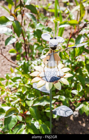 Giardino mouse in metallo con una pala Foto Stock