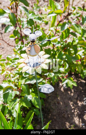 Giardino mouse in metallo con una pala Foto Stock