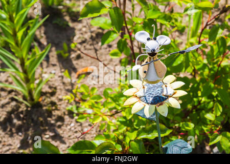 Giardino mouse in metallo con una pala Foto Stock