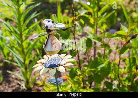 Giardino mouse in metallo con una pala Foto Stock