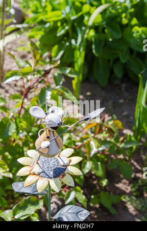 Giardino mouse in metallo con una pala Foto Stock