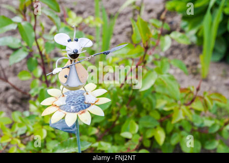 Giardino mouse in metallo con una pala Foto Stock