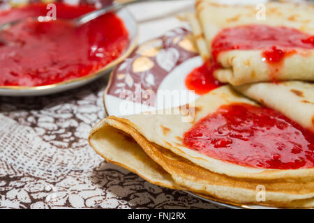 Frittelle con un fresco e confettura di fragole per la colazione Foto Stock