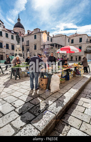 Una mattina tranquilla presso il mercato di frutta e verdura nella città vecchia di Dubrovnik Foto Stock