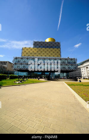 Biblioteca di Birmingham del cielo blu chiaro giorno d'Estate, Regno Unito Foto Stock