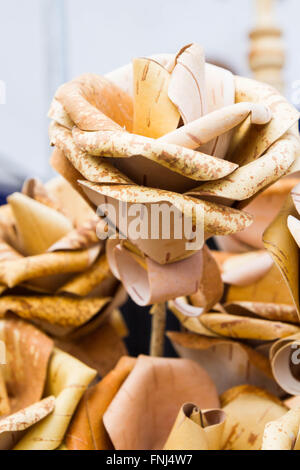 Fiori di rose di legno di corteccia di betulla Foto Stock