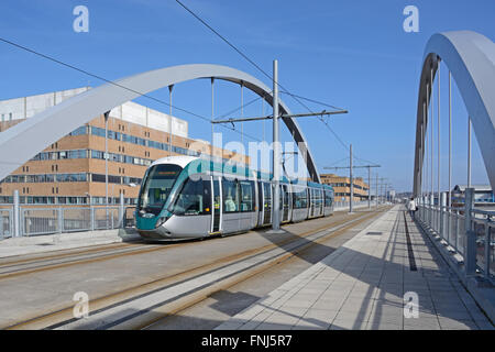 Il tram a Nottingham QMC Bridge. Foto Stock