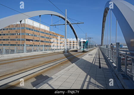 Il tram a Nottingham QMC Bridge. Foto Stock