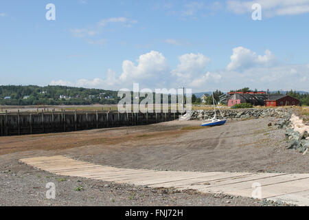 Rampa di lancio e storico molo di Parrsboro a bassa marea Foto Stock