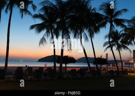 Colorato tramonto sulla spiaggia Cenang, Langkawi, Malesia Foto Stock