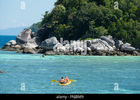 Famiglia con due bambini in kayak in mare delle Andamane, Koh Lipe, Thailandia Foto Stock