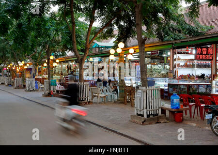 Negozi e strisciate scooter, Siem Reap Art Center il Mercato Notturno, Siem Reap, Cambogia Foto Stock