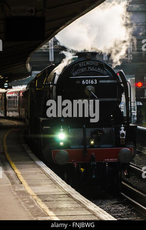 Un LNER1 classe 4-6-2 n. 60163 'Tornado' locomotiva a vapore la bolina Belmond British Pullman treno da London Victoria Foto Stock