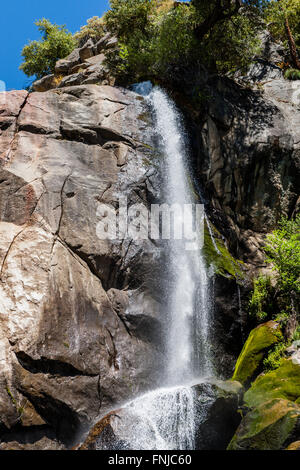 Grizzly Falls è probabilmente il più attraenti in cascata su un tipico banco nel Cedar Grove sezione di Sequoia National Fores Foto Stock