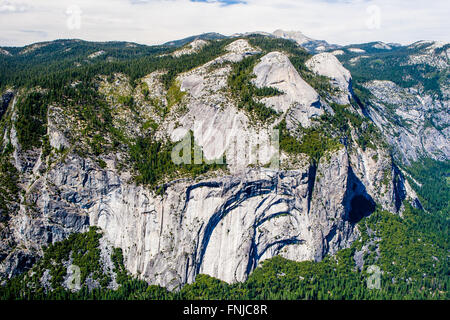 Vista panoramica dal ghiacciaio Punto su Yosemite Valley. Il parco nazionale di Yosemite Valley è una valle glaciale nel Parco Nazionale di Yosemite in wes Foto Stock