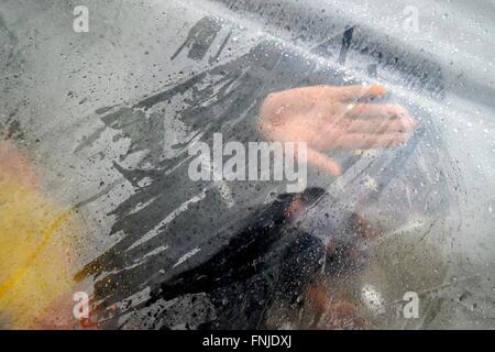 Idomeni, Grecia. Xii marzo, 2016. migliaia di migranti sono bloccati con la chiusura del confine tra la Grecia e la Macedonia 10.000 persone sono ora sul confine,in condizioni disperate. Photo credit: Danilo Balducci/Sintesi/Alamy Live News Foto Stock