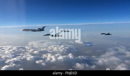 Mosca, Siria. Xv Mar, 2016. Una schermata presa il 15 marzo 2016 dal russo Ministero Difesa video mostra il primo gruppo del settore aerospaziale russa vigore la rotta del velivolo torna alla Russia da Hmeimim, Siria, il 15 marzo 2016. La Russia ha iniziato a rimuovere le attrezzature militari da parte della Siria come il Presidente Vladimir Putin il lunedì ha ordinato un ritiro delle forze armate russe dalla Siria, il Ministero della Difesa ha detto martedì. Credito: Sputnik/Xinhua/Alamy Live News Foto Stock