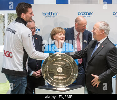 Hannover, Germania. Xv Mar, 2016. Pallamano europea champion Erik Schmidt (l-r), premier della Bassa Sassonia Stephan Weil (SPD), il Cancelliere tedesco Angela Merkel (CDU), Manager del fratello Matthias Kohlstrung e presidente svizzero Johann Schneider-Ammann, posa con la pallamano Campionato europeo di protezione, al fratello, di stallo durante il loro tour della fiera CeBIT di Hannover, Germania, 15 marzo 2016. La Svizzera è il paese partner del CeBIT di quest'anno, ossia fino al 18 marzo 2016. Foto: OLE SPATA/DPA/Alamy Live News Foto Stock