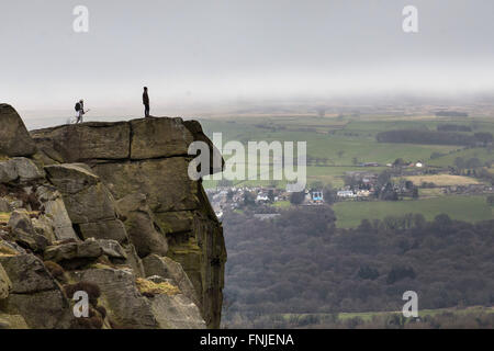 Vicino a Ilkley, West Yorkshire, Regno Unito. Il 15 marzo, 2016. Regno Unito Meteo: i membri del pubblico si affacciano su Ilkley da latte di mucca e di rocce di vitello, durante la cortina di nubi e condizioni di cielo coperto, vicino a Ilkley, West Yorkshire, il 15 marzo 2016. Credito: Harry Whitehead/Alamy Live News Foto Stock