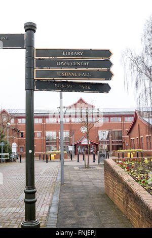 Kirby-In-Ashfield, Nottinghamshire, Regno Unito. Il 15 marzo, 2016. Dopo che ieri il giorno caldo e soleggiato drizzly umido meteo restituisce. La gente a piedi passato Kirkby festival hall dove il blu comico Roy'Chubby' Brown era dovuta per eseguire,che è fino ad Ashfield consiglio del distretto lo bandì dal centro. Centinaia di persone hanno firmato una petizione per chiedere il divieto di essere ribaltato . Credito: Ian Francesco/Alamy Live News Foto Stock