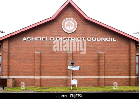 Kirby-In-Ashfield, Nottinghamshire, Regno Unito. Il 15 marzo, 2016. Dopo che ieri il giorno caldo e soleggiato drizzly umido meteo restituisce. La gente a piedi passato Kirkby festival hall dove il blu comico Roy'Chubby' Brown era dovuta per eseguire,che è fino ad Ashfield consiglio del distretto lo bandì dal centro. Centinaia di persone hanno firmato una petizione per chiedere il divieto di essere ribaltato . Credito: Ian Francesco/Alamy Live News Foto Stock