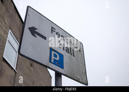 Kirby-In-Ashfield, Nottinghamshire, Regno Unito. Il 15 marzo, 2016. Dopo che ieri il giorno caldo e soleggiato drizzly umido meteo restituisce. La gente a piedi passato Kirkby festival hall dove il blu comico Roy'Chubby' Brown era dovuta per eseguire,che è fino ad Ashfield consiglio del distretto lo bandì formano il centro. Centinaia di persone hanno firmato una petizione per chiedere il divieto di essere ribaltato . Credito: Ian Francesco/Alamy Live News Foto Stock