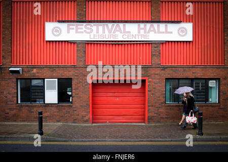 Kirby-In-Ashfield, Nottinghamshire, Regno Unito. Il 15 marzo, 2016. Dopo che ieri il giorno caldo e soleggiato drizzly umido meteo restituisce. La gente a piedi passato Kirkby festival hall dove il blu comico Roy'Chubby' Brown era dovuta per eseguire,che è fino ad Ashfield consiglio del distretto lo bandì dal centro. Centinaia di persone hanno firmato una petizione per chiedere il divieto di essere ribaltato . Credito: Ian Francesco/Alamy Live News Foto Stock