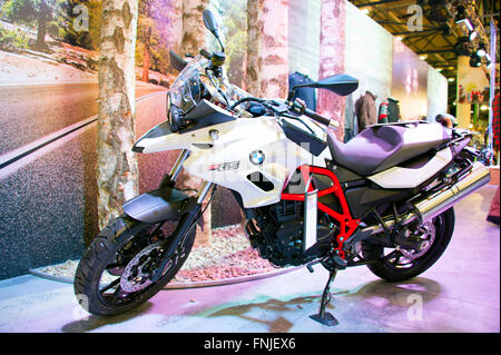 Kiev, Ucraina - 13 marzo 2016: BMW GS 700 motociclo sul display in motobike 2016 motor show a Kiev in Ucraina. motobike è il più grande moto annuale mostra in Ucraina. Foto Stock