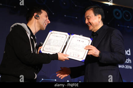 (160315) -- Seoul, 15 marzo 2016 (Xinhua) -- Hong Seok-Hyun (R), presidente della Corea del Sud, Baduk Association, premi un onorario di 'nono dan' classifica professionale per AlphaGo per Google co-fondatore Sergey Brin durante una conferenza stampa dopo il sud coreano professionale vanno player Lee Sedol finito la partita finale del Google DeepMind sfida Match contro Google intelligenza artificiale del programma, AlphaGo, a Seul, Corea del Sud, 15 marzo 2016. Google il go-riproduzione di programma per computer nuovamente sconfitto il suo avversario umano in una partita finale il martedì che sigilla la sua vittoria 4-1. (Xinhua/Yao Qilin) Foto Stock