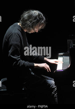 Colonia, Germania. Xii Mar, 2016. Autore britannico e il pianista concertista James Rhodes esegue su un pianoforte durante una sessione di lettura a Lit.Cologne a Colonia, Germania, 12 marzo 2016. Foto: Henning Kaiser/dpa/Alamy Live News Foto Stock