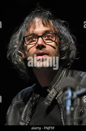 Colonia, Germania. Xii Mar, 2016. Autore britannico e il pianista concertista James Rhodes parla durante una sessione di lettura a Lit.Cologne festival della letteratura a Colonia, Germania, 12 marzo 2016. Foto: Henning Kaiser/dpa/Alamy Live News Foto Stock