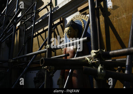 Kathmandu. Xv Mar, 2016. Foto scattata il 15 marzo 2016 mostra un idolo del Signore Buddha supportato da tondini di ferro a Swayambhunath, a Kathmandu, capitale del Nepal. Swayambhunath è stato danneggiato durante il forte terremoto che ha colpito il 25 aprile dello scorso anno. © Pratap Thapa/Xinhua/Alamy Live News Foto Stock