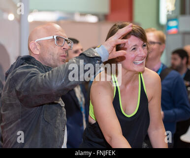 Londra, Regno Unito 15 marzo 2016, wearable technology Show, Gadget visualizza i presentatori Jason Bradbury, guarda al fitness credito tracking: Ian Davidson/Alamy Live News Foto Stock