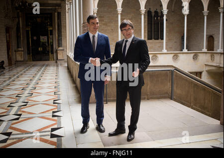 Barcellona, Spagna. Il 15 marzo 2016. Il catalano presidente regionale Carles Puigdemont (R) incontra in Spagna il partito socialista di leader Pedro Sanchez (L) in Palau de la Generalitat di Barcellona il 15 marzo, 2016. Credito: Jordi Boixareu/Alamy Live News Foto Stock