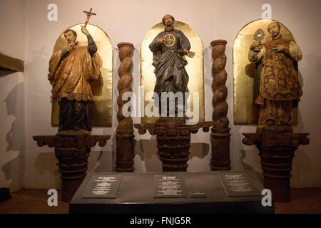 Il legno esposte statue di Santi di San Francisco Javier, San Ignacio de Loyola e San Francisco de Borja. Riduzioni in Sud America sono noti anche come riduzione dei gesuiti, in cui la popolazione indigena ha trovato rifugio dalle potenze coloniali. Foto Stock