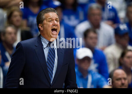 Le ore di lavoro straordinario. 13 Mar, 2016. Kentucky head coach John Calipari durante il SEC campionato di pallacanestro domenica 13 marzo, 2016. Il Kentucky ha vinto in 82-77 ore di lavoro straordinario. © csm/Alamy Live News Foto Stock