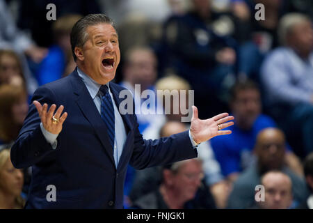 Le ore di lavoro straordinario. 13 Mar, 2016. Kentucky head coach John Calipari durante il SEC campionato di pallacanestro domenica 13 marzo, 2016. Il Kentucky ha vinto in 82-77 ore di lavoro straordinario. © csm/Alamy Live News Foto Stock